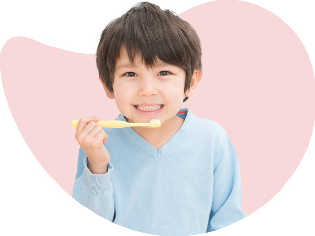 黄色い歯ブラシを持つ少年