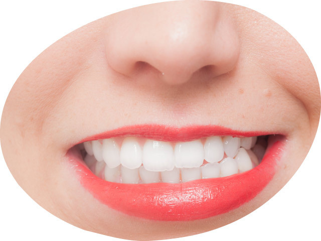 歯の噛み合わせ具合を確認する女性の口元